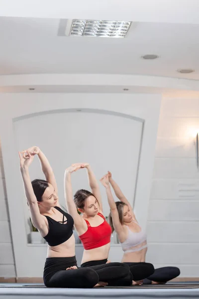 Три Девушки Занимаются Йогой Инструктор Йоги Своими Студентами Медитирует Студии — стоковое фото