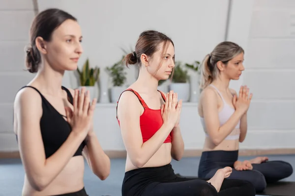 Yoga Yapan Kız Yoga Hocası Öğrencileri Stüdyoda Meditasyon Yapıyorlar — Stok fotoğraf