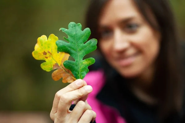 Flicka Rosa Med Två Höstlöv Höstsäsongen Berget Fokus Blad — Stockfoto