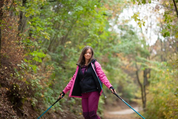 Vandrarflicka Hoppar Stig Bergen Backpacker Med Vandringsstavar Och Rosa Jacka — Stockfoto