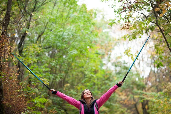 Chica Senderista Con Bastones Mochila Sendero Manos Arriba Disfrutando Naturaleza —  Fotos de Stock