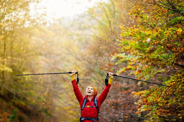 Chica Senderista Con Bastones Mochila Sendero Manos Arriba Disfrutando Naturaleza — Foto de Stock