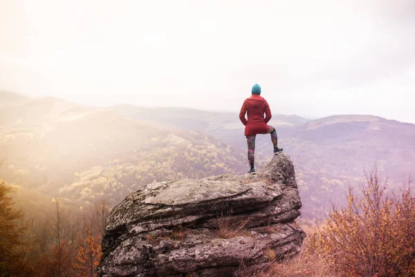 Chica Senderismo Con Postes Mochila Pie Sobre Rocas Día Otoño — Foto de Stock