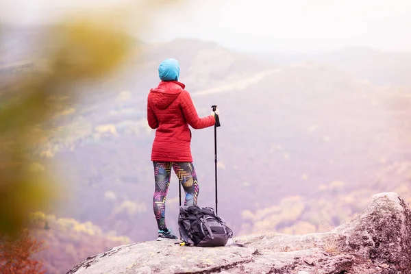 Turistka Tyčemi Batohem Stojící Skalách Větrný Podzimní Den Cestování Zdravý — Stock fotografie