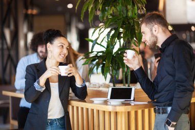 Bir kafede kahve içip sohbet eden arkadaşlar. Başarılı gençler.