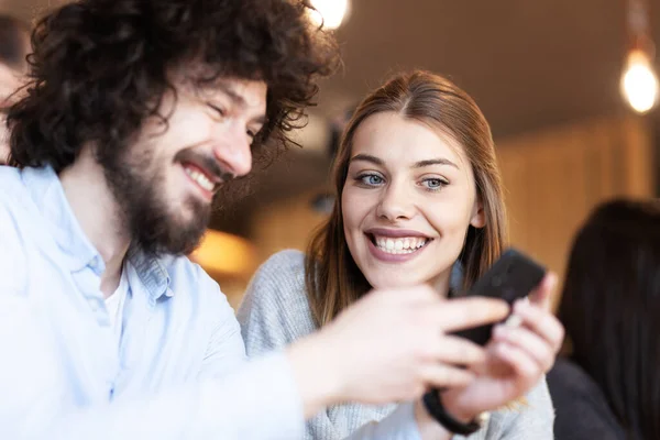 Twee Vrienden Die Een Café Naar Telefoon Kijken Positieve Gelukkige — Stockfoto