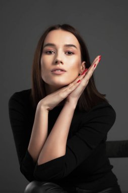 Güzel bir esmer kızın stüdyo portresi.