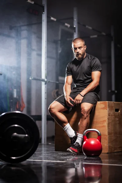 Atleta Muscular Com Equipamento Levantamento Peso Treinador Estúdio Fitness Fundo — Fotografia de Stock