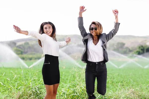 Две Деловые Женщины Поле Прыгающие Празднующие Успех — стоковое фото