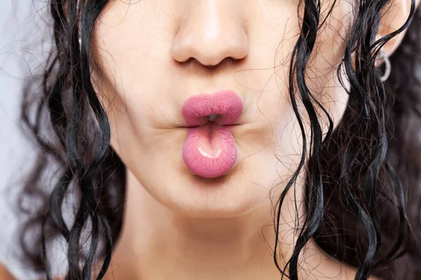 長い濡れた髪の美しいブルネットの女の子 抽象的なクローズアップスタジオの肖像画 面白い顔の表情 — ストック写真