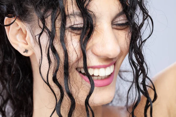 Belle Fille Brune Avec Longs Cheveux Mouillés Gros Plan Portrait — Photo