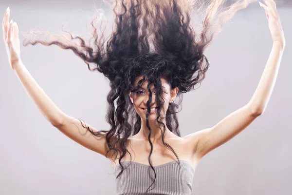 Красивая Брюнетка Длинными Вьющимися Волосами Воздухе Студийный Портрет Счастливое Улыбающееся — стоковое фото