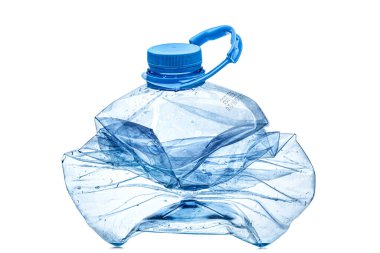 Kırılmış boş plastik şişe mavi kapaklı, beyaz arka planda izole edilmiş.