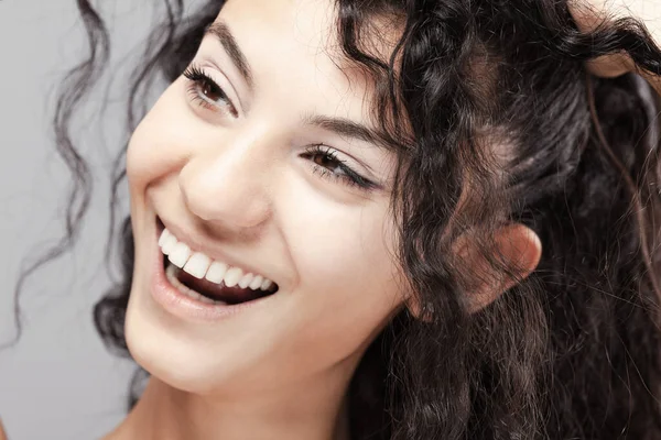 Krásná Brunetka Dlouhými Kudrnatými Vlasy Studiový Portrét Výraz Usmívající Tváře — Stock fotografie