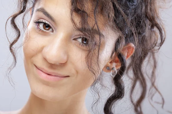 Schöne Brünette Mädchen Mit Langen Lockigen Haaren Studioporträt Lächeln Gesicht — Stockfoto