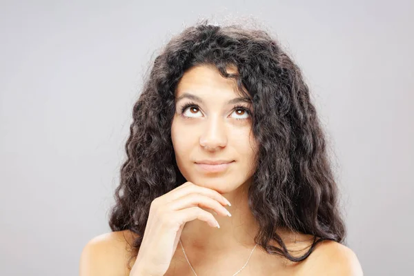 Hermosa Chica Morena Con Pelo Rizado Largo Retrato Estudio —  Fotos de Stock