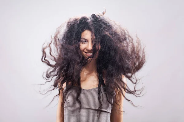 Hermosa Chica Morena Con Pelo Rizado Largo Aire Retrato Estudio — Foto de Stock