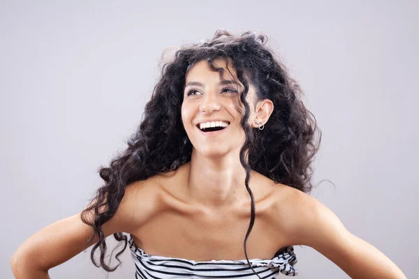 Schöne Brünette Mädchen Mit Langen Lockigen Haaren Studioporträt Lächelnder Glücklicher — Stockfoto