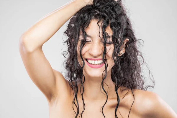 長い濡れた髪の美しいブルネットの女の子 スタジオの肖像画 非常に幸せな笑顔の表現 — ストック写真