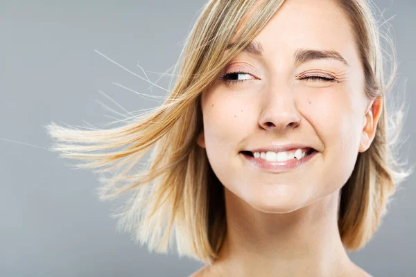 Rüzgarlı Saçlı Güzel Bir Kız Portresi Göz Kırp Sola Bak — Stok fotoğraf