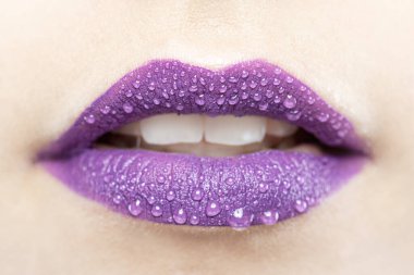 Soyut yüz, ıslak dudakları su damlalarıyla kapatın..