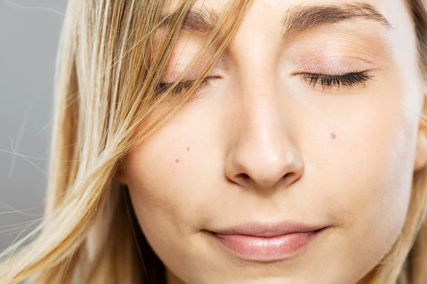 Retrato Moda Menina Bonita Com Cabelo Ventoso Olhos Fechados — Fotografia de Stock