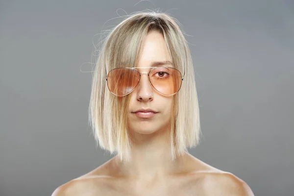Mooi Meisjesportret Kort Haar Bril — Stockfoto