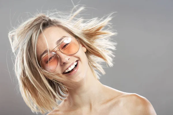 Güzel Bir Moda Portresi Gözlükler Dalgalı Saçlar — Stok fotoğraf