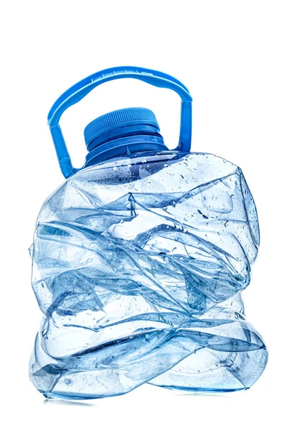 Vernielde Lege Plastic Fles Met Blauwe Dop Geïsoleerd Witte Achtergrond — Stockfoto