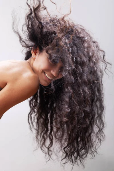 Krásná Brunetka Dlouhými Kudrnatými Vlasy Vzduchu Studiový Portrét Šťastný Úsměv — Stock fotografie