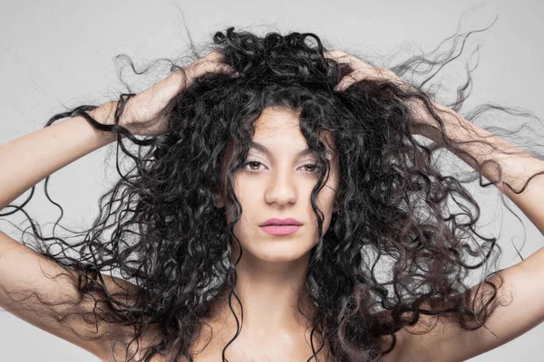 Menina Morena Bonita Com Cabelo Longo Molhado Retrato Estúdio Expressão — Fotografia de Stock