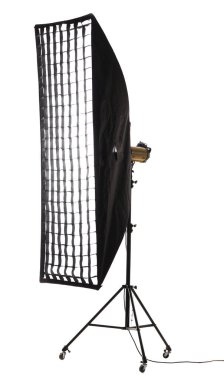 Strip Softbox 'lı flaş ışığı ve tekerlekli şebeke. Stüdyo ışıklandırma ekipmanları beyaz arkaplanda izole edildi.