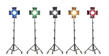 Tekerlekli ambar kapısı olan flaş ışıkları. Stüdyo ışıklandırma ekipmanları beyaz arkaplanda izole edildi.