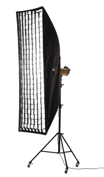 ストリップソフトボックスとホイールとグリッドスタンドでフラッシュライト 白い背景に隔離されたスタジオ照明装置 — ストック写真