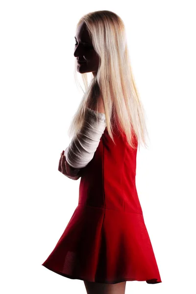 Ξανθό Κορίτσι Σπασμένο Χέρι Γύψο Φορώντας Κόκκινο Φόρεμα Απομονωμένο Λευκό — Φωτογραφία Αρχείου