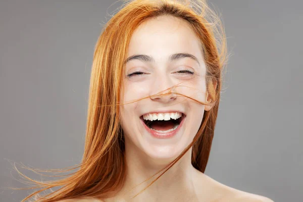 Щаслива Дівчина Червоного Волосся Позує Студійний Портрет Сірому Фоні — стокове фото