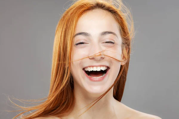 Menina Cabelo Vermelho Feliz Posando Retrato Estúdio Sobre Fundo Cinza — Fotografia de Stock