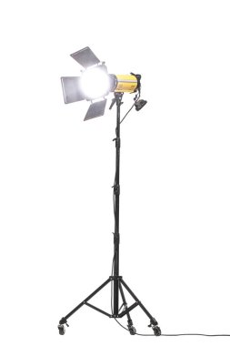 Tekerlekli ambar kapılı flaş ışığı. Stüdyo ışıklandırma ekipmanları beyaz arkaplanda izole edildi.