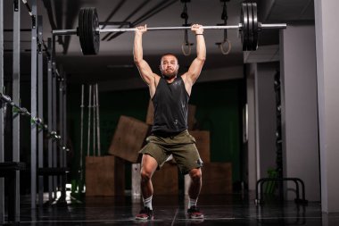 Çok ağır halter kaldıran kaslı bir sporcu.. 