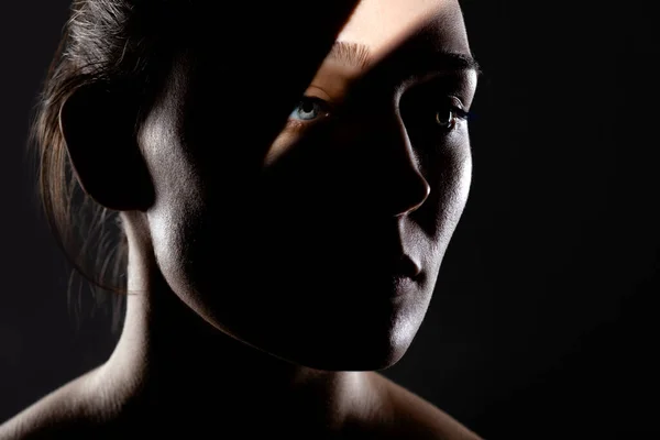 Retrato Estúdio Uma Bela Jovem Com Sombras Seu Rosto Contra — Fotografia de Stock