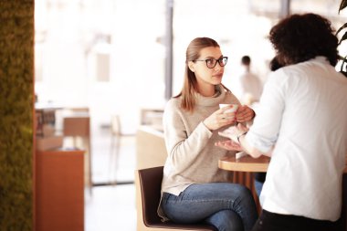 Kafede kahve içen bir çift.