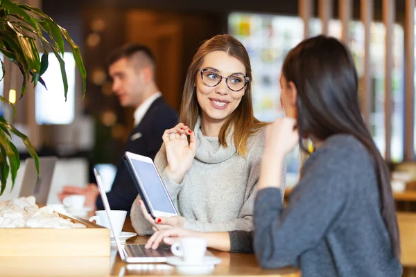 Dos Chicas Teniendo Una Reunión Café Moderno Felices Expresiones Sonrientes — Foto de Stock