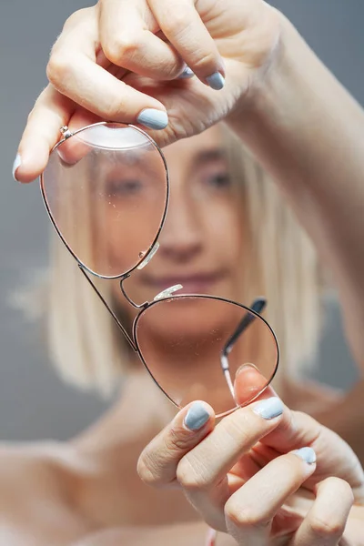 Retrato Moda Menina Bonita Segurando Óculos Nas Mãos — Fotografia de Stock