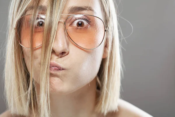 Hermosa Chica Retrato Moda Usar Gafas Húmedas Con Gotas Agua —  Fotos de Stock