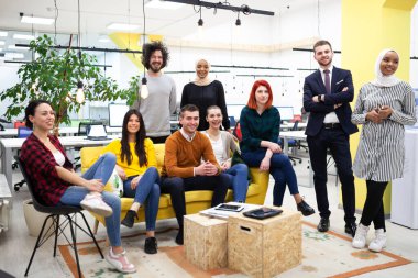 Modern ofis işyerindeki başarılı çoklu etnik gruptan oluşan bir ekip. Çeşitlilik mutluluk ve başarı kavramı.