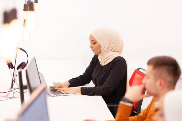 Африканская Американская Мусульманка Хиджабом Работающая Ноутбуке Мультиэтническая Группа Коллег Современном — стоковое фото