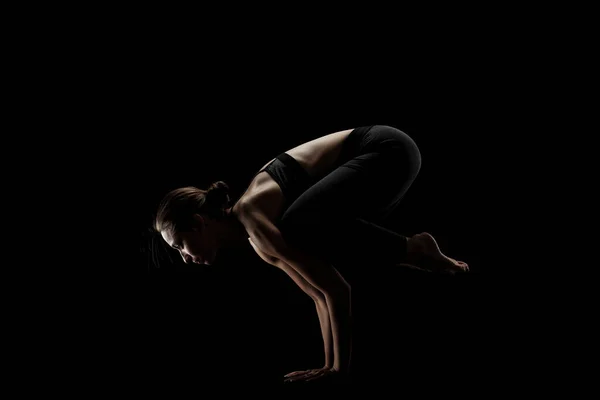 Linda Chica Caucásica Haciendo Ejercicio Yoga Posa Contra Fondos Oscuros —  Fotos de Stock