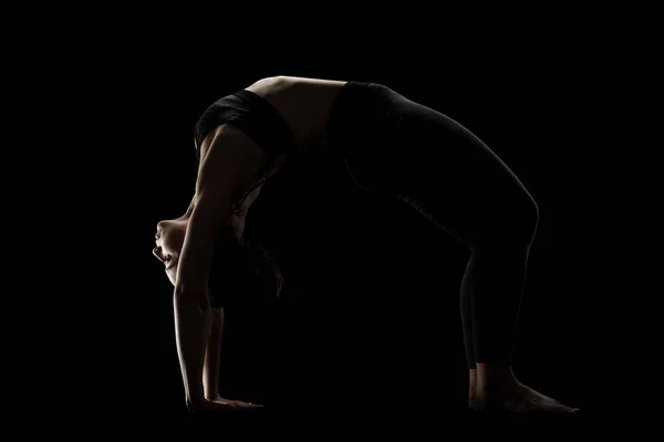 Linda Chica Caucásica Haciendo Ejercicio Yoga Posa Contra Fondos Oscuros —  Fotos de Stock