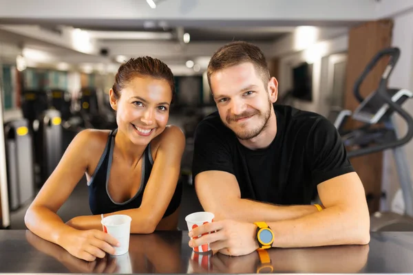 Couple Heureux Avec Des Tasses Café Reposant Dans Club Fitness — Photo