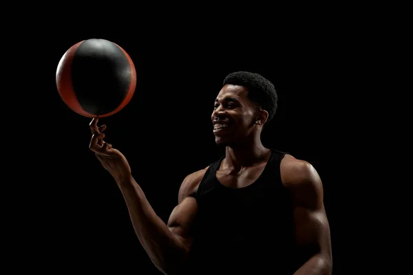 Jogador Basquete Girando Uma Bola Contra Fundo Preto Feliz Sorriso — Fotografia de Stock